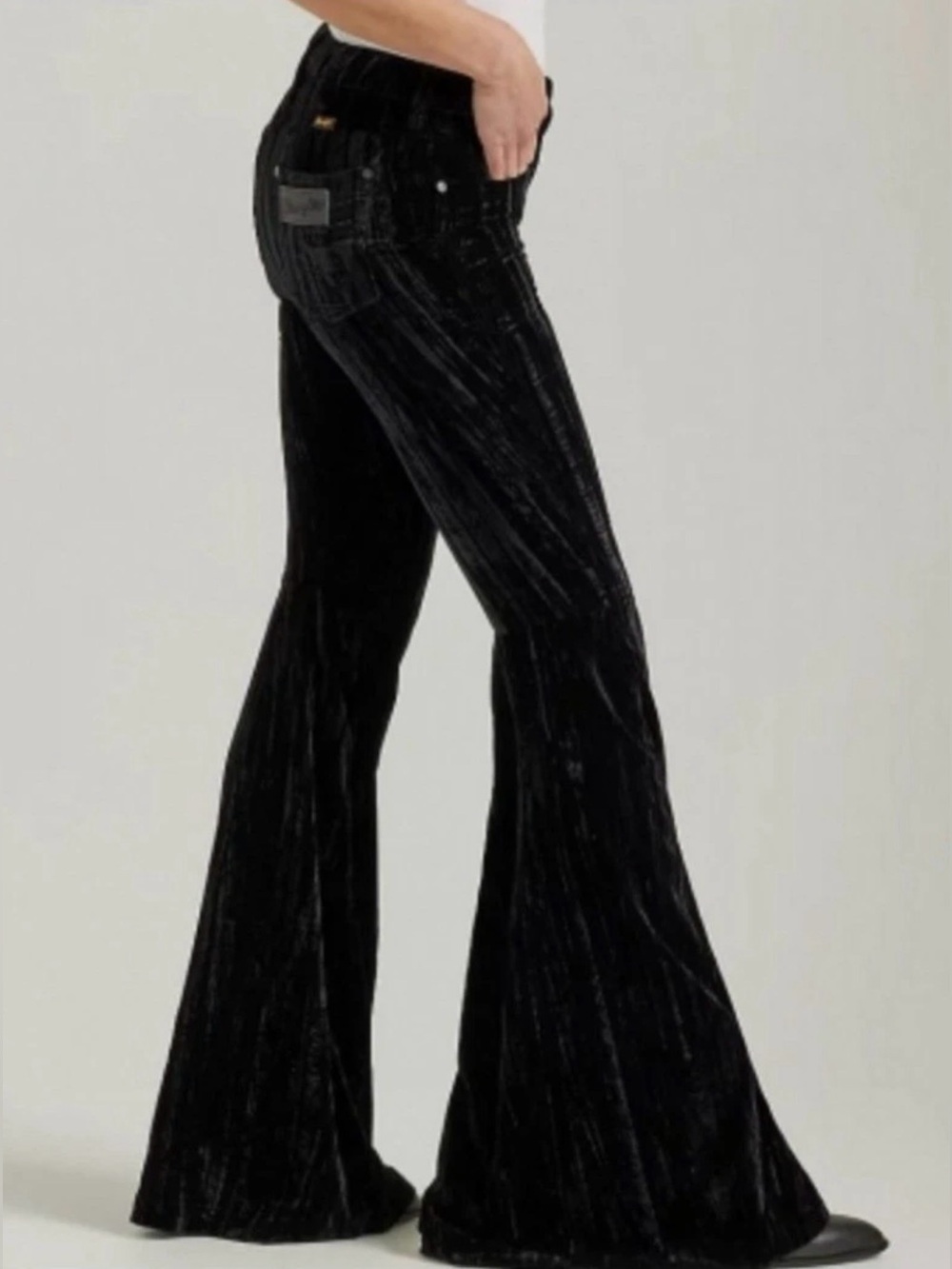 NWOT Wrangler Retro Velvet Comfort Stretch Fit High-Rise Black Flare 34x32